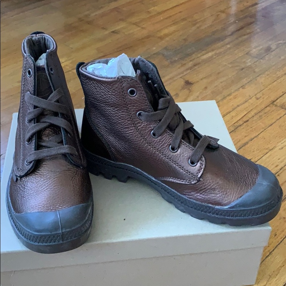 BRAND NEW leather boots- 6.5- Palladium